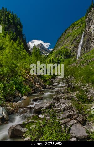 Chute d'eau Schleierfall près de Sportgastein place entre les grandes montagnes couleur d'été Banque D'Images