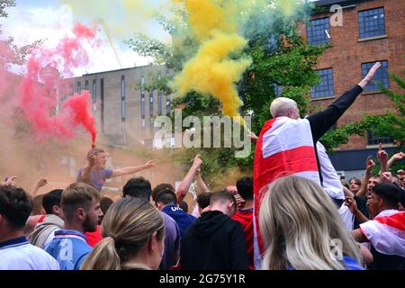Supporters de l'équipe de football d'Angleterre, exubérant à Stevenson Square, centre de Manchester, Angleterre, Royaume-Uni, dans l'après-midi du dimanche 11 juillet 2021, avant la finale de football Angleterre / Italie euros, faisant la fête, buvant de la bière, sautant dans l'air et mettant des fusées éclairantes. Banque D'Images
