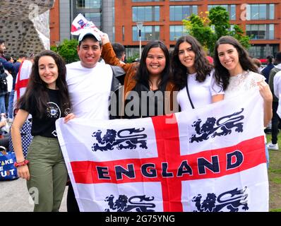 Supporters de l'équipe de football d'Angleterre, exubérant dans le centre de Manchester, Angleterre, Royaume-Uni, dans l'après-midi du dimanche 11 juillet 2021, avant la finale Angleterre contre Italie euros football. Banque D'Images