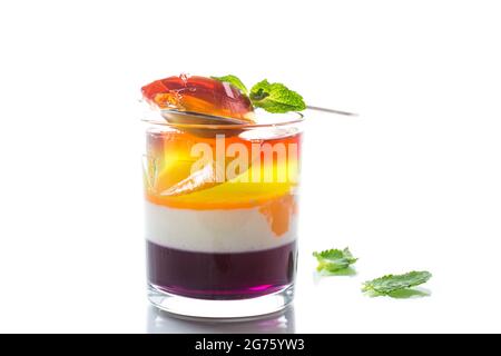 beaucoup de gelée de fruits doux colorée dans un verre isolé sur fond blanc Banque D'Images