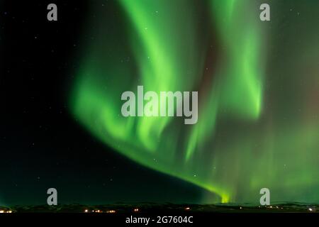 Lumière verte du nord sur l'islande Banque D'Images