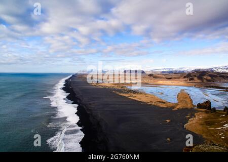 Islande plage de sable noir sans fin vue de Dyrholaey Cap Banque D'Images