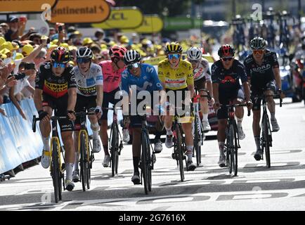 POGACAR Tadej (SLO) de l'ÉQUIPE des Émirats Arabes Unis, VIGEGAARD Jonas (DEN) de JUMBO - VISMA, CARAPAZ Richard (ECU) des GRENADIERS INEOS, VAN AERT Wout (bel) de JUMBO - VISMA, rossing la ligne d'arrivée de l'étape 15 du Tour de France, dimanche 11 juillet 2021. Le crédit photo devrait se lire: Pete Goding/GodingImages Banque D'Images