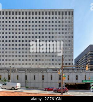 Bâtiment fédéral George H Fallon, 31 Hopkins Plaza. La grille de fenêtre dense donne une réflexion pixélisée. Banque D'Images