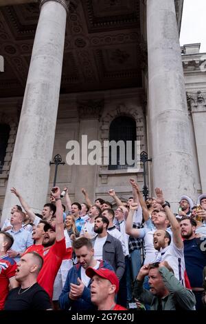 Des heures avant que l'équipe de football d'Angleterre ne joue un jeu historique contre l'Italie la première fois depuis 1966 que l'équipe nationale anglaise joue dans une importante finale internationale de football pour hommes, des milliers de supporters principalement de jeunes hommes se rassemblent sans couvre-visage ni distanciation sociale à Trafalgar Square, Le 11 juillet 2021, à Londres, en Angleterre. Banque D'Images