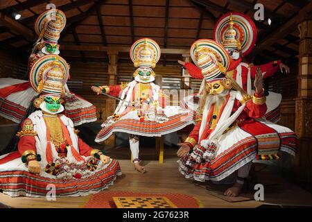 Des artistes de Kathakali pendant la danse kathakali traditionnelle de l'État du Kerala en Inde. C'est une forme majeure de danse indienne classique liée à l'hindou Banque D'Images