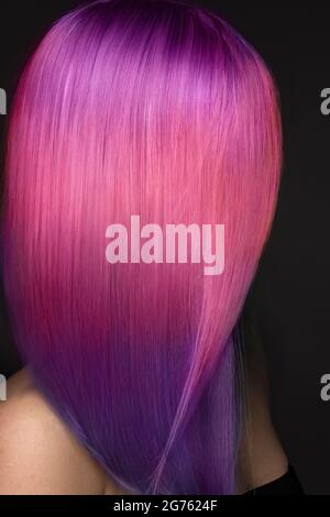 Belle femme aux cheveux roses et violets multicolores. Banque D'Images