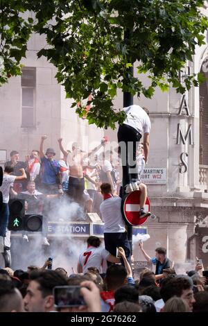 Heures avant que l'équipe de football d'Angleterre ne joue un jeu historique contre l'Italie la première fois depuis 1966 que l'équipe nationale anglaise joue dans une finale internationale de football des hommes, des milliers de supporters principalement jeunes se rassemblent sans couvre-visage ni distances sociales devant la station de métro Leicester Square, Le 11 juillet 2021, à Londres, en Angleterre. Banque D'Images