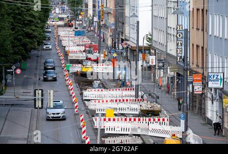 Munich, Allemagne. 11 juillet 2021. Un chantier de construction peut être vu dans Bayerstraße. Les rails de tramway sont en cours de remplacement dans la rue. Credit: Sven Hoppe/dpa/Alay Live News Banque D'Images