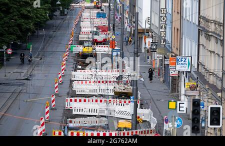 Munich, Allemagne. 11 juillet 2021. Un chantier de construction peut être vu dans Bayerstraße. Les rails de tramway sont en cours de remplacement dans la rue. Credit: Sven Hoppe/dpa/Alay Live News Banque D'Images