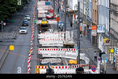 Munich, Allemagne. 11 juillet 2021. Un chantier de construction peut être vu dans Bayerstraße. Les rails de tramway sont en cours de remplacement dans la rue. Credit: Sven Hoppe/dpa/Alay Live News Banque D'Images