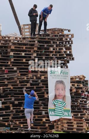 Une affiche de l'ancienne députée de Sinn Fein Martina Anderson est placée sur un énorme feu de joie à Belfast, avant la onzième nuit pour inaugurer les douzième commémorations. Date de la photo: Samedi 10 juillet 2021. Banque D'Images