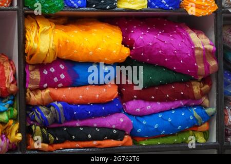 Matériaux traditionnels de robe Rajasthan à vendre dans un magasin marchand de tissu en Inde. Une rue en tissu Jodhpur coloré. Bandhej ou Bandhani largement utilisé Banque D'Images