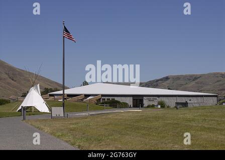 SPALDING / ÉTAT DE L'IDAHO / ÉTATS-UNIS . Drapeau des États-Unis et Tepe indienne au musée de nez Perce, le site de Spalding, situé le long de l'US Highway 95 jusqu'au siège du parc historique national de nez Perce, Un centre d'accueil moderne offre une belle collection de musée des films sur l'histoire du peuple nez Perce et une petite boutique de cadeaux le site de 99 hectares contient des cimetières historiques et un bâtiment, des panneaux d'interprétation et une grande aire de pique-nique, le communit actuel et la zone de parc de spalding officiel nommé en 1897 a été Initialement appelé Lapwai et a servi comme homesite traditionnel pendant plus de 11.000 ans au groupe de thlep-thlep weyma Banque D'Images