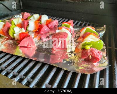 Gril barbecue au bœuf et aux légumes Banque D'Images