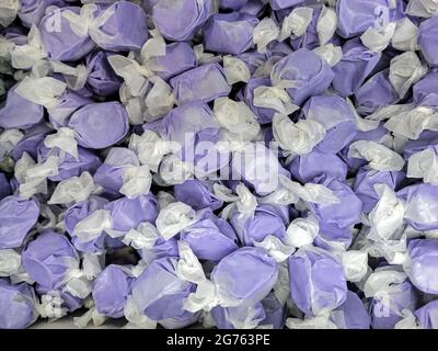 Collection de pourpre et blanc de l'eau salée enveloppée aromatisée de huckleberry taffy Banque D'Images