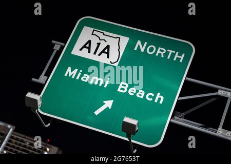 Direction A1A North vers Miami Beach éclairé la nuit Banque D'Images
