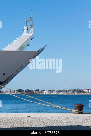 Ferry amarré au port à l'aide de vieux bollard rouillé, à Zadar, Croatie Banque D'Images