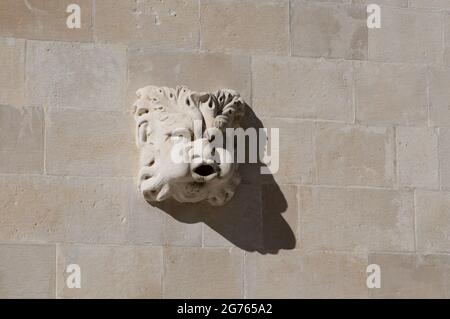 Sculpture de tête de gargouille en pierre sur le mur à Dubrovnik, destination de voyage célèbre en Croatie; agissant comme un bec pour transporter l'eau libre d'un mur Banque D'Images