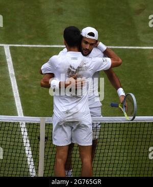 Londres, GBR. 11 juillet 2021. Championnat de Wimbledon de Londres Day13 11/07/2021 Novak Djokovic (SRB) est félicité par Matteo Berrettini (ITA) après avoir remporté le crédit final : Roger Parker/Alay Live News Banque D'Images