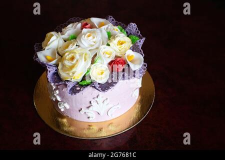 Magnifique gâteau d'anniversaire avec fleurs de mastic décor sur la table. Banque D'Images