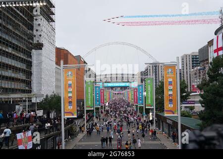 Les flèches rouges survolent devant la finale de l'UEFA Euro 2020 au stade Wembley, à Londres. Date de la photo: Dimanche 11 juillet 2021. Banque D'Images