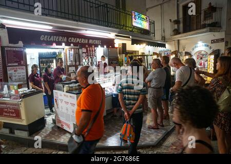 Peschici - 29/06/2021: Célèbre magasin de glace italienne avec des gens à Peschici la nuit, Puglia, Italie Banque D'Images