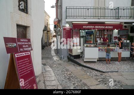 Peschici - 29/06/2021: Célèbre magasin de glace italienne avec des gens à Peschici, Puglia, Italie Banque D'Images