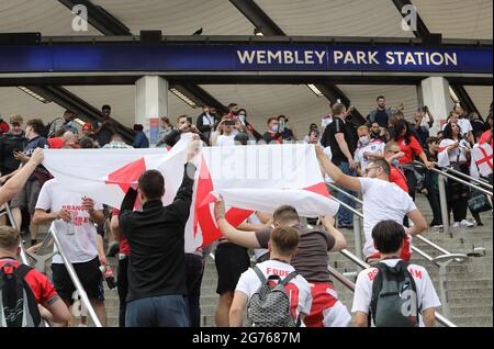 Voyage en métro jusqu'au Wembley Park pour la finale de l'UEFA euro 2020, entre l'Italie et l'Angleterre, à Londres, Royaume-Uni Banque D'Images