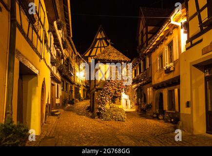 Eguisheim la nuit : une allée romantique dans le village des vignerons, le long de la route des vins d'Alsace. Banque D'Images