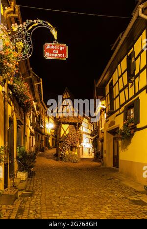 Eguisheim la nuit : une allée romantique dans le village des vignerons, le long de la route des vins d'Alsace. Banque D'Images