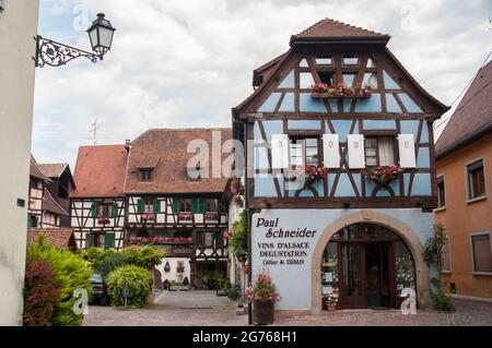 Une cour de vignerons typique à Eguisheim, un village historique le long de la route des vins d'Alsace. Banque D'Images