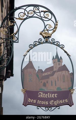 Un panneau de style ancien dans la ville historique de Ribeauvillé, le long de la célèbre route des vins d'Alsace Banque D'Images