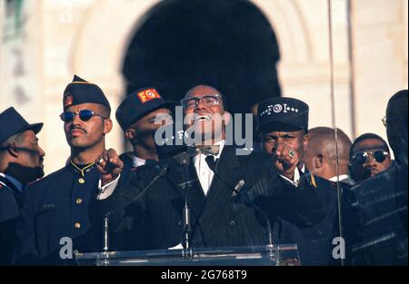 Washington, DC, États-Unis. 16 octobre 1995. Le ministre Louis Farrakhan, chef de la nation islamique, s'adresse à la foule rassemblée pour la Marche du million d'hommes, derrière un verre pare-taureaux, à Capitol Hill, le 16 octobre 1995, à Washington Banque D'Images