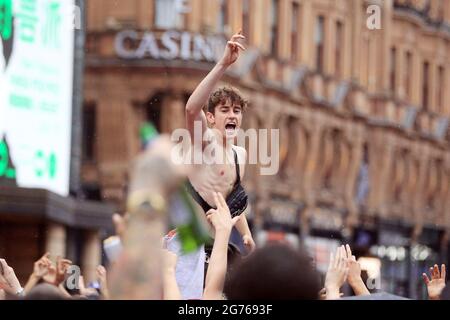 Londres, Royaume-Uni. 11 juillet 2021. Les fans de l'Angleterre sont vus applaudisser et faire la fête à l'extérieur de Leicester Square avant le lancement. Scènes avant le match final de l'UEFA Euro 2020 Tournament, Angleterre contre Italie à Londres le dimanche 11 juillet 2021. photo de Steffan Bowen/Andrew Orchard sports Photography/Alay Live News crédit: Andrew Orchard sports Photography/Alay Live News Banque D'Images