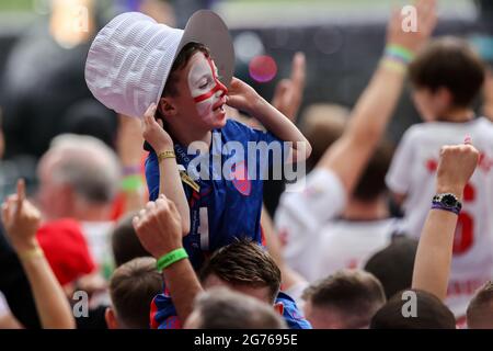 Londres, Royaume-Uni. 11 juillet 2021. Football: Championnat d'Europe, Italie - Angleterre, finale, finale au stade Wembley. Un jeune fan d'Angleterre chante dans les tribunes. Credit: Christian Charisius/dpa/Alay Live News Banque D'Images