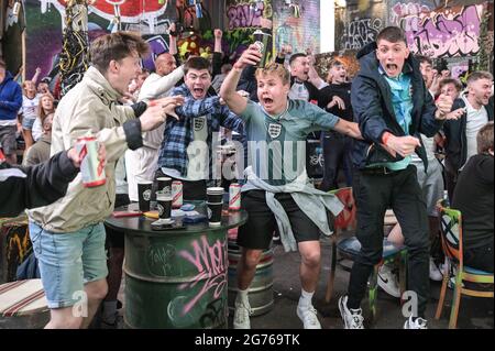 Digbeth, Birmingham, Royaume-Uni 11 juillet 2021 les fans de football anglais célèbrent un but contre l'Italie lors de la finale de l'Euro 2020. Les fans ont éclaté en regardant le bar pop-up Big Fang sous les arches de chemin de fer dans le centre-ville de Birmingham. Photo par crédit : arrêter presse Media/Alamy Live News Banque D'Images