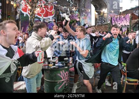 Digbeth, Birmingham, Royaume-Uni 11 juillet 2021 les fans de football anglais célèbrent un but contre l'Italie lors de la finale de l'Euro 2020. Les fans ont éclaté en regardant le bar pop-up Big Fang sous les arches de chemin de fer dans le centre-ville de Birmingham. Photo par crédit : arrêter presse Media/Alamy Live News Banque D'Images