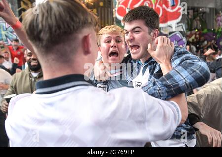 Digbeth, Birmingham, Royaume-Uni 11 juillet 2021 les fans de football anglais célèbrent un but contre l'Italie lors de la finale de l'Euro 2020. Les fans ont éclaté en regardant le bar pop-up Big Fang sous les arches de chemin de fer dans le centre-ville de Birmingham. Photo par crédit : arrêter presse Media/Alamy Live News Banque D'Images