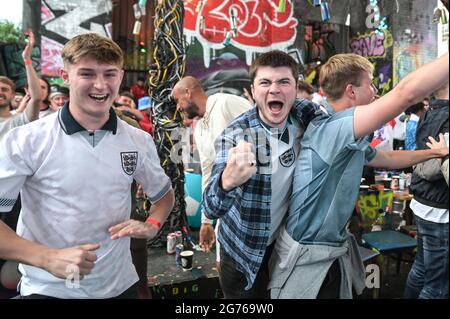 Digbeth, Birmingham, Royaume-Uni 11 juillet 2021 les fans de football anglais célèbrent un but contre l'Italie lors de la finale de l'Euro 2020. Les fans ont éclaté en regardant le bar pop-up Big Fang sous les arches de chemin de fer dans le centre-ville de Birmingham. Photo par crédit : arrêter presse Media/Alamy Live News Banque D'Images