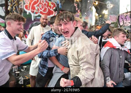 Digbeth, Birmingham, Royaume-Uni 11 juillet 2021 les fans de football anglais célèbrent un but contre l'Italie lors de la finale de l'Euro 2020. Les fans ont éclaté en regardant le bar pop-up Big Fang sous les arches de chemin de fer dans le centre-ville de Birmingham. Photo par crédit : arrêter presse Media/Alamy Live News Banque D'Images