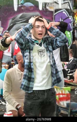 Digbeth, Birmingham, Royaume-Uni 11 juillet 2021 les fans de football anglais célèbrent un but contre l'Italie lors de la finale de l'Euro 2020. Les fans ont éclaté en regardant le bar pop-up Big Fang sous les arches de chemin de fer dans le centre-ville de Birmingham. Photo par crédit : arrêter presse Media/Alamy Live News Banque D'Images