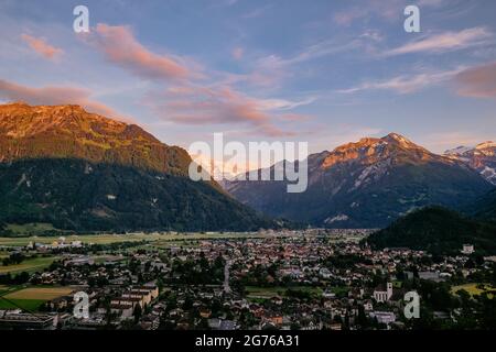 Vue aérienne d'Interlaken et des Alpes suisses depuis le point de vue de Harder Kulm, région de Jungfrau, Alpes suisses, Suisse Banque D'Images