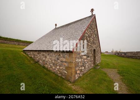 Vue extérieure d'un édifice historique recréé à la Fortresse française de Louisbourg, en Nouvelle-Écosse. Banque D'Images