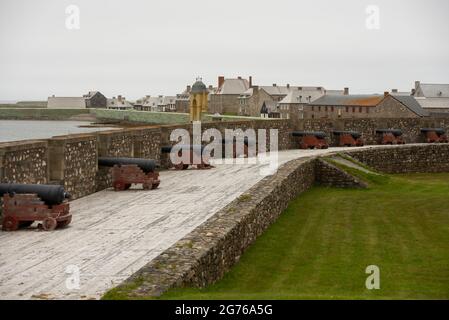 Vue extérieure d'un édifice historique recréé à la Fortresse française de Louisbourg, en Nouvelle-Écosse. Banque D'Images