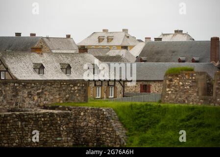 Vue extérieure d'un édifice historique recréé à la Fortresse française de Louisbourg, en Nouvelle-Écosse. Banque D'Images