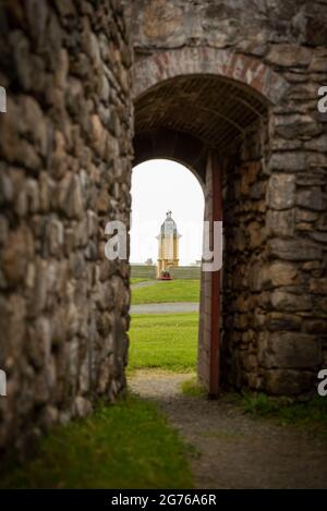 Vue extérieure d'un édifice historique recréé à la Fortresse française de Louisbourg, en Nouvelle-Écosse. Banque D'Images