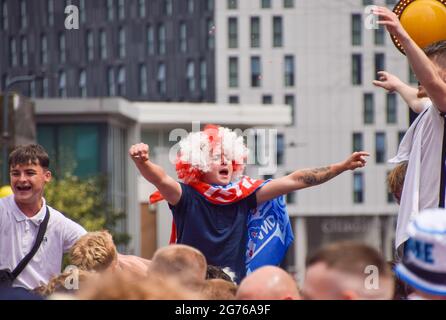 Londres, Royaume-Uni. 11 juillet 2021. Un passionné de football d'Angleterre porte une perruque aux couleurs du drapeau anglais devant le stade Wembley, avant la finale de l'Euro 2020 entre l'Angleterre et l'Italie. Crédit : SOPA Images Limited/Alamy Live News Banque D'Images