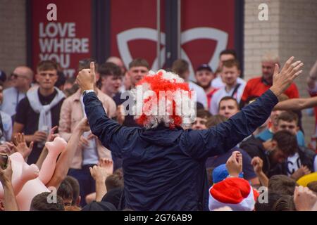 Londres, Royaume-Uni. 11 juillet 2021. Un fan de football d'Angleterre porte une perruque aux couleurs du drapeau anglais devant le stade Wembley, avant la finale de l'Euro 2020 entre l'Angleterre et l'Italie. Crédit : SOPA Images Limited/Alamy Live News Banque D'Images