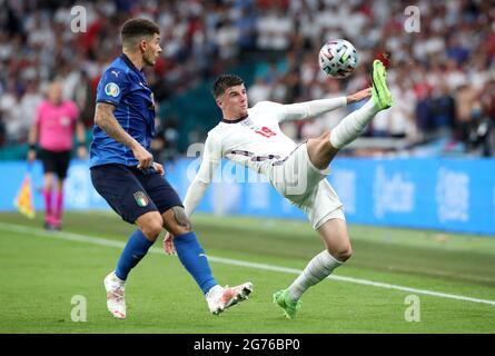 Giovanni Di Lorenzo (à gauche) en Italie et Mason Mount en Angleterre lors de la finale de l'UEFA Euro 2020 au stade Wembley, Londres. Date de la photo: Dimanche 11 juillet 2021. Banque D'Images